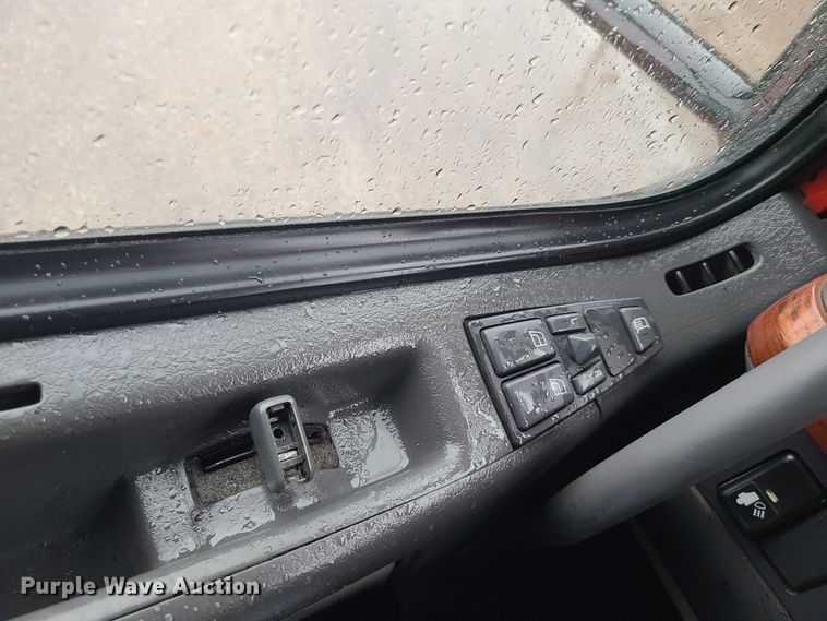 image for item HM9391 2006 Volvo VNL  semi truck