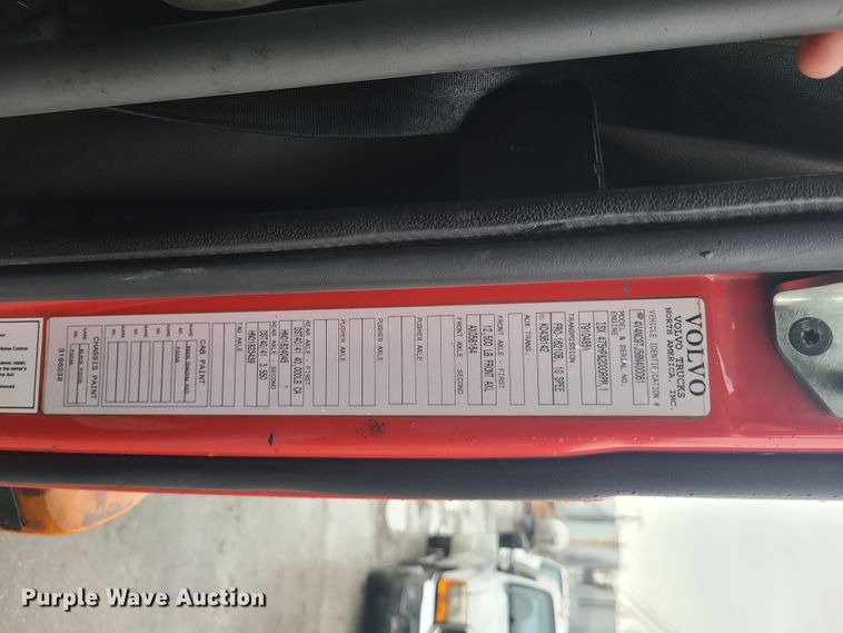 image for item HM9391 2006 Volvo VNL  semi truck