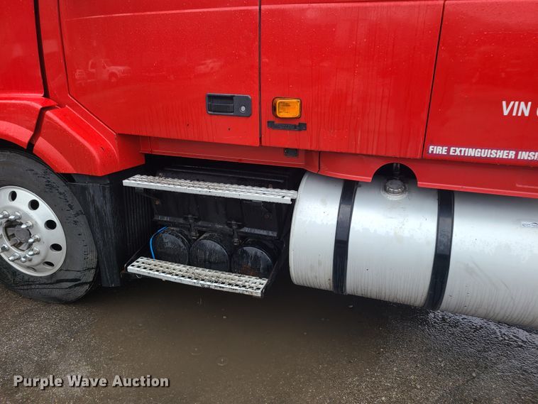 image for item HM9391 2006 Volvo VNL  semi truck