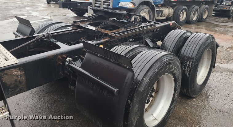 image for item HM9391 2006 Volvo VNL  semi truck