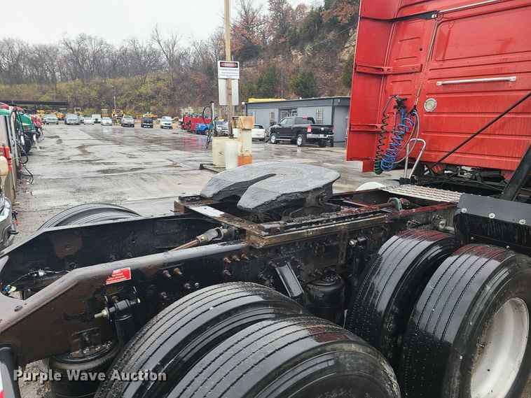 image for item HM9391 2006 Volvo VNL  semi truck