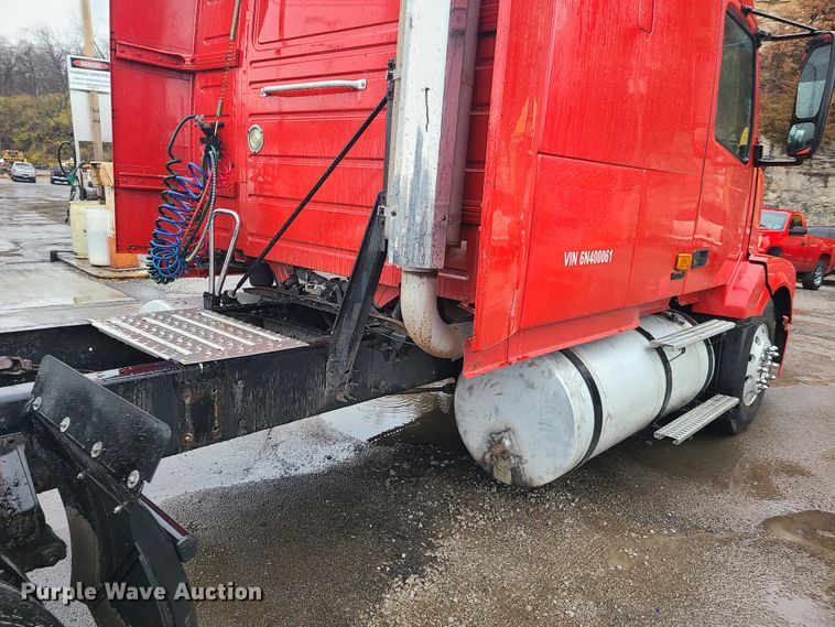 image for item HM9391 2006 Volvo VNL  semi truck
