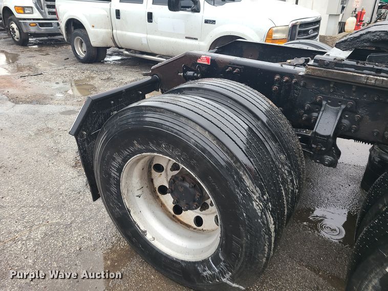 image for item HM9391 2006 Volvo VNL  semi truck