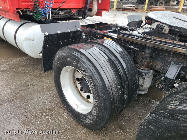 image for item HM9391 2006 Volvo VNL  semi truck