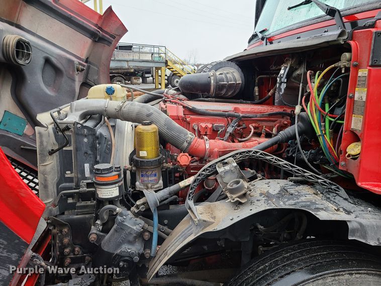 image for item HM9391 2006 Volvo VNL  semi truck