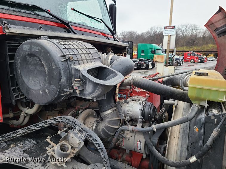 image for item HM9391 2006 Volvo VNL  semi truck