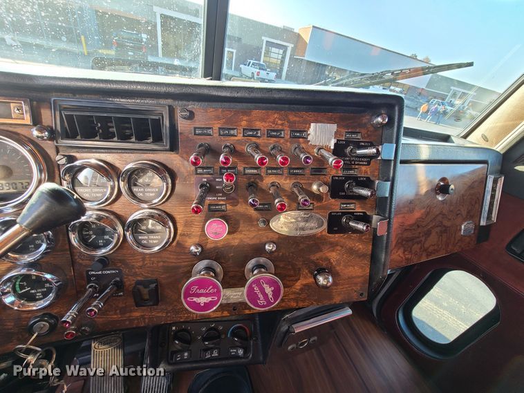 image for item HM9825 1997 Peterbilt 379  semi truck