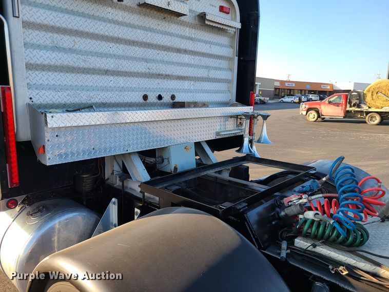 image for item HM9825 1997 Peterbilt 379  semi truck