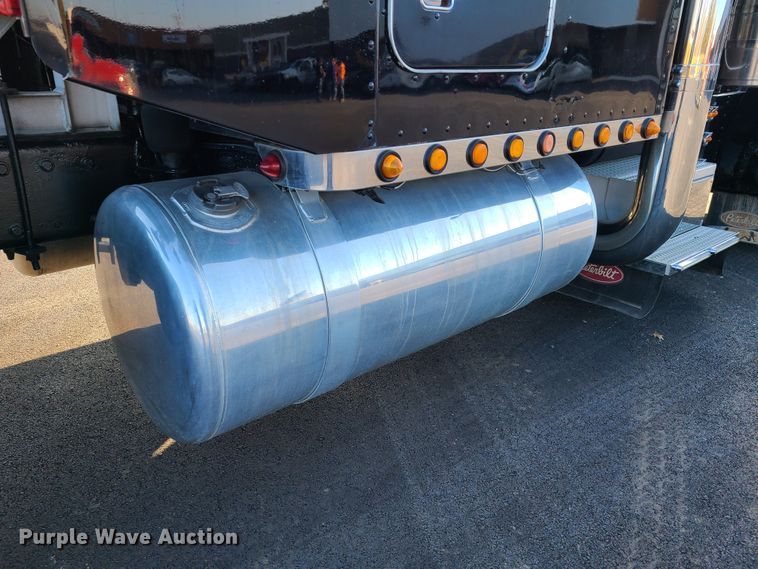 image for item HM9825 1997 Peterbilt 379  semi truck