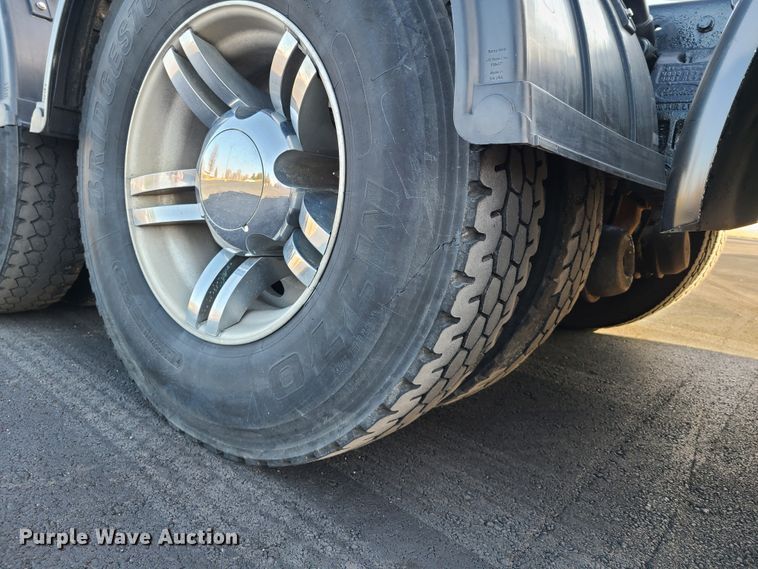 image for item HM9825 1997 Peterbilt 379  semi truck