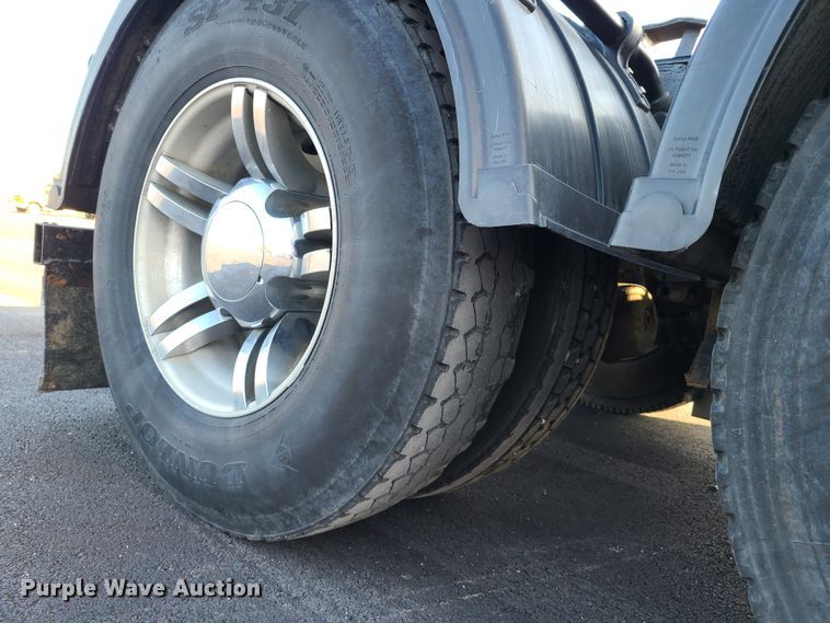 image for item HM9825 1997 Peterbilt 379  semi truck