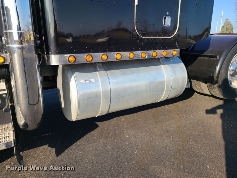 image for item HM9825 1997 Peterbilt 379  semi truck