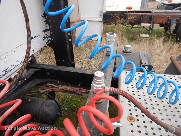 image for item HU9711 1995 Freightliner FLD  semi truck