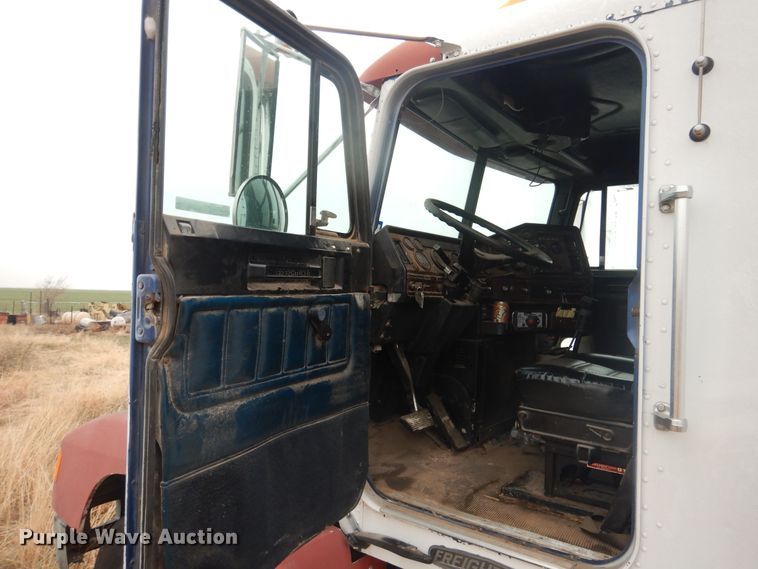 image for item HU9711 1995 Freightliner FLD  semi truck