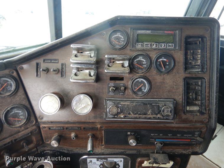 image for item HU9711 1995 Freightliner FLD  semi truck