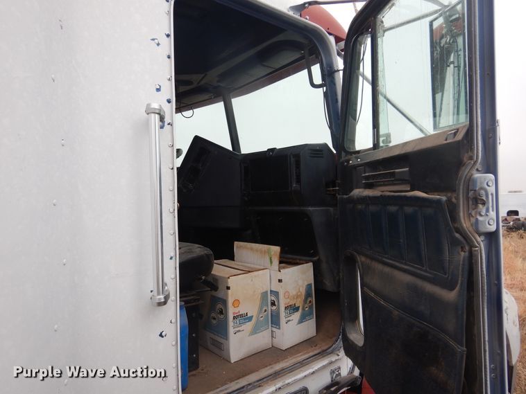 image for item HU9711 1995 Freightliner FLD  semi truck