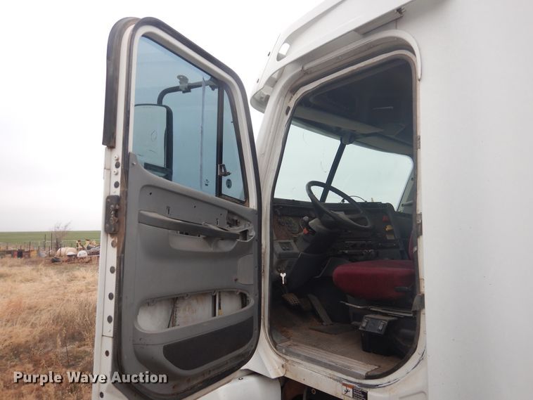 image for item HU9712 2003 Freightliner Century Class  semi truck