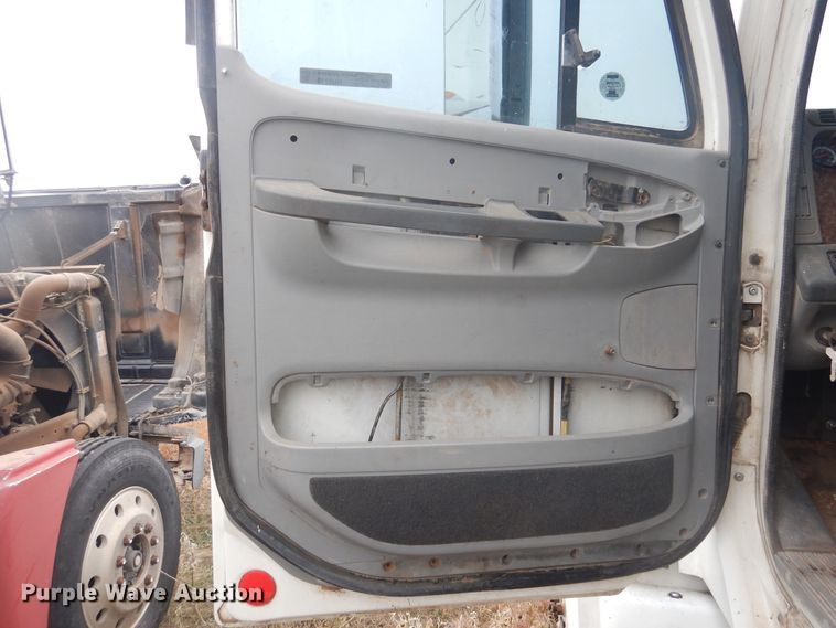 image for item HU9712 2003 Freightliner Century Class  semi truck