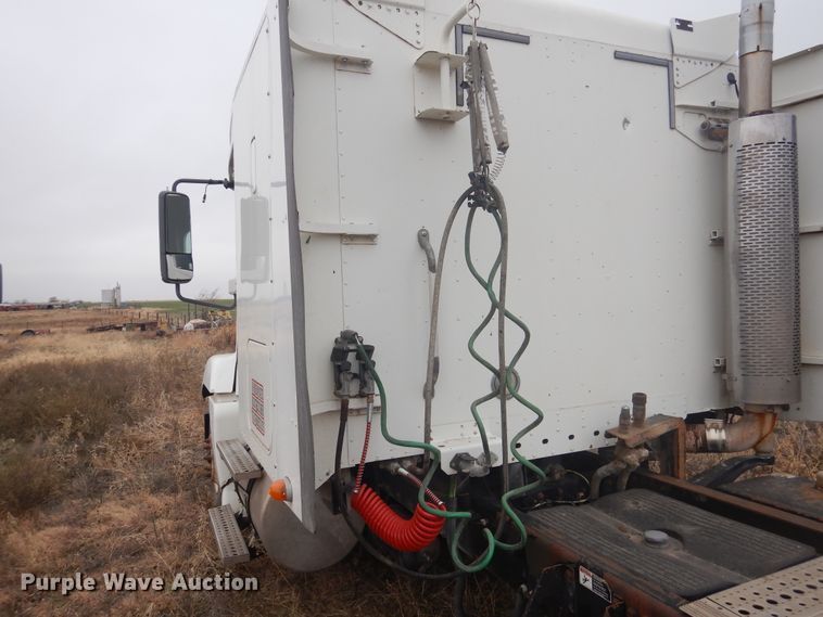 image for item HU9713 2003 Freightliner Century Class  semi truck