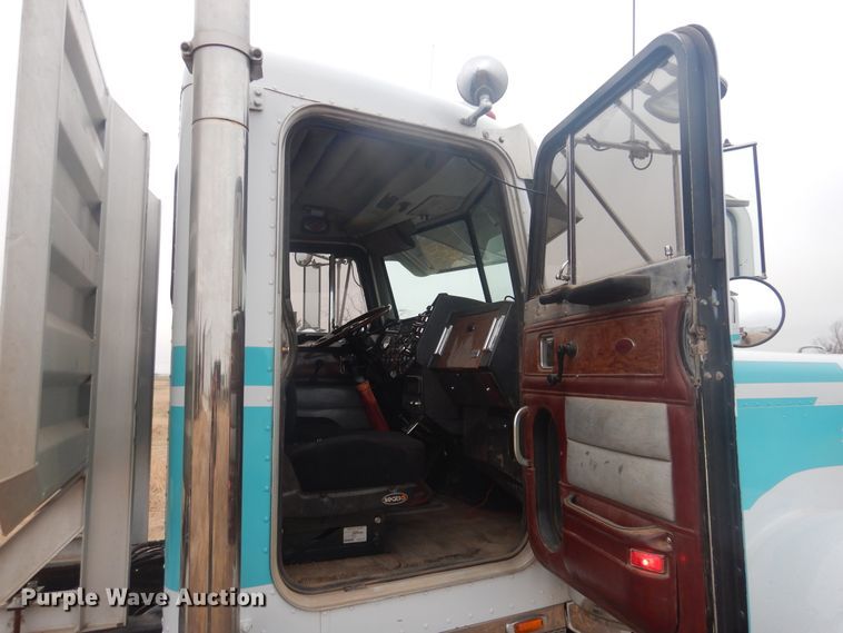 image for item HU9714 1993 Peterbilt 379  semi truck