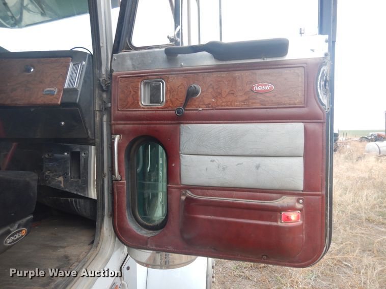 image for item HU9714 1993 Peterbilt 379  semi truck