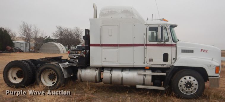 image for item HU9715 1990 Mack CHU613  semi truck