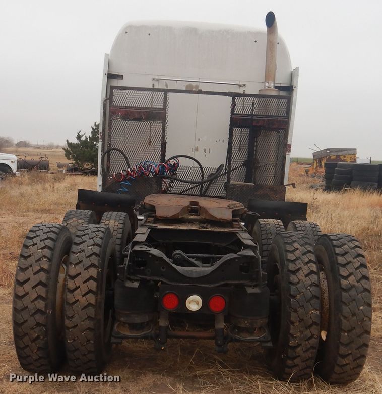 image for item HU9715 1990 Mack CHU613  semi truck