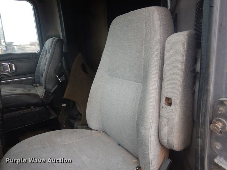 image for item HU9715 1990 Mack CHU613  semi truck