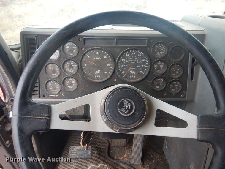 image for item HU9715 1990 Mack CHU613  semi truck