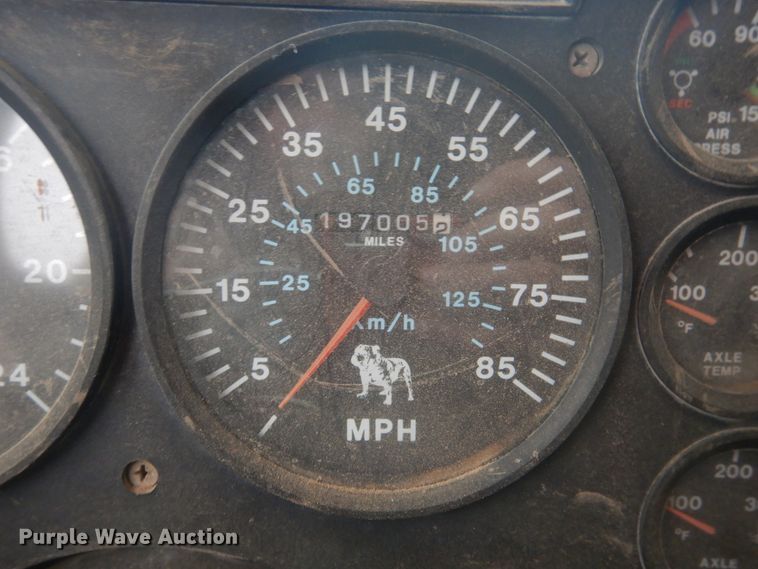 image for item HU9715 1990 Mack CHU613  semi truck