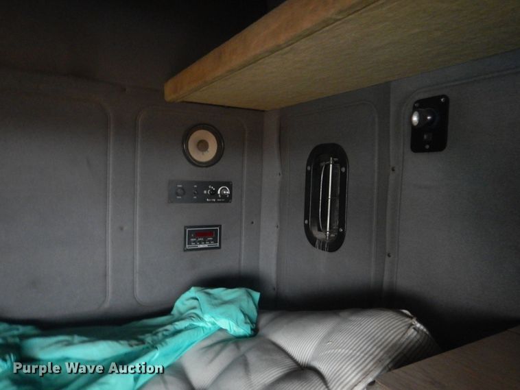 image for item HU9715 1990 Mack CHU613  semi truck