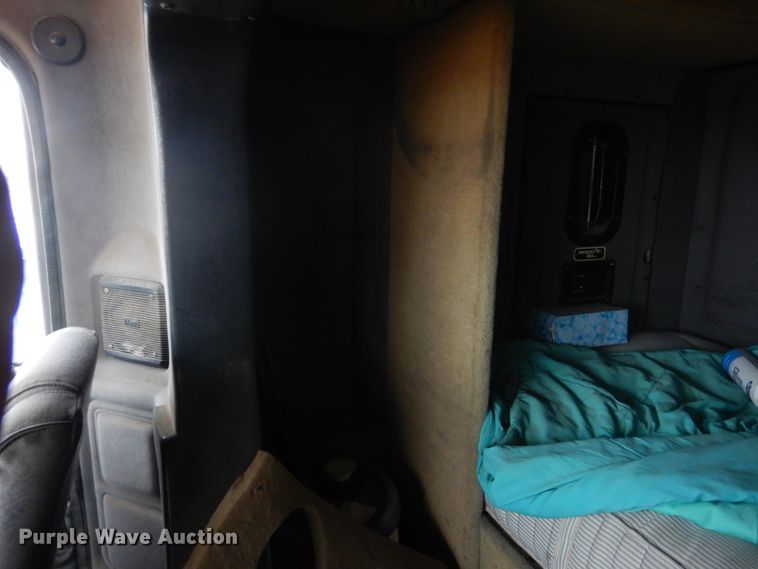 image for item HU9715 1990 Mack CHU613  semi truck