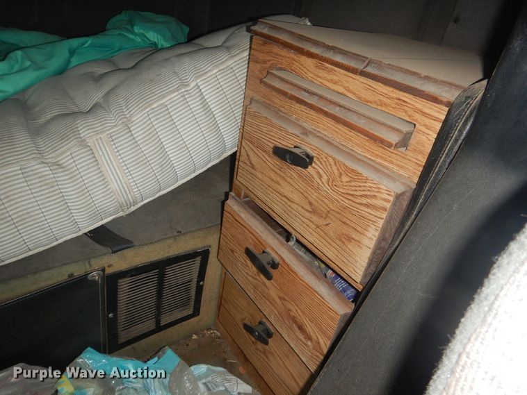 image for item HU9715 1990 Mack CHU613  semi truck