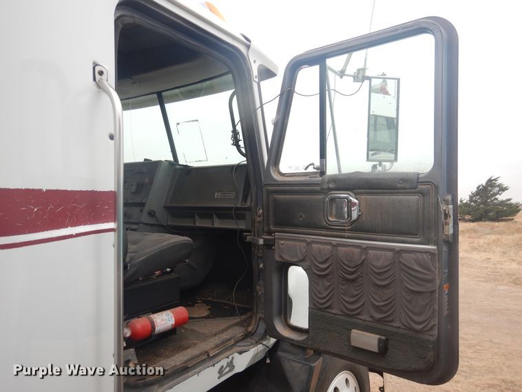 image for item HU9715 1990 Mack CHU613  semi truck