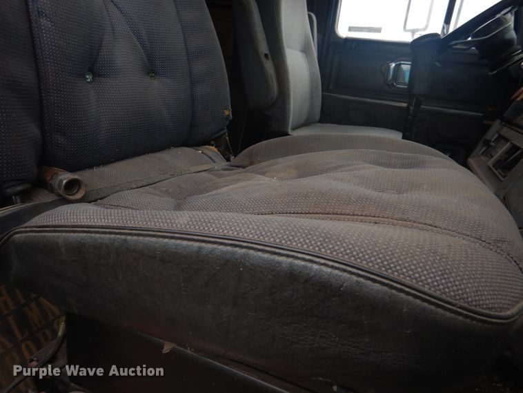 image for item HU9715 1990 Mack CHU613  semi truck