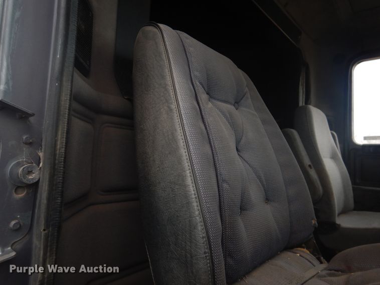 image for item HU9715 1990 Mack CHU613  semi truck