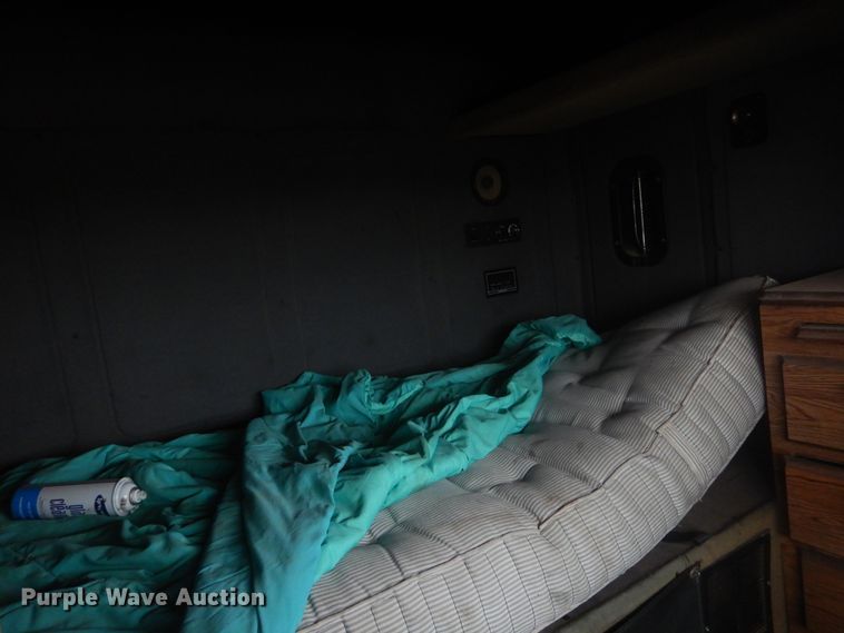 image for item HU9715 1990 Mack CHU613  semi truck