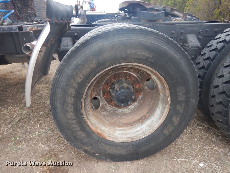 image for item HU9715 1990 Mack CHU613  semi truck