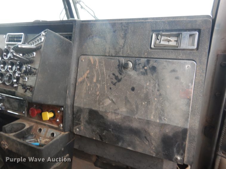 image for item HU9716 2001 Kenworth W900L  semi truck