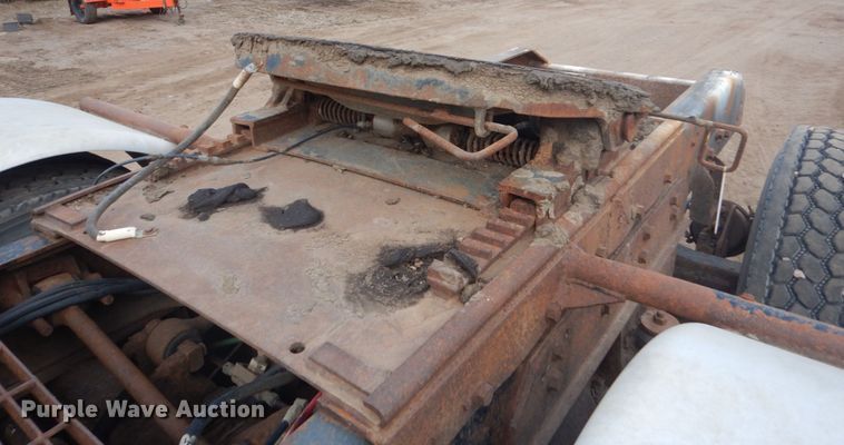 image for item HU9810 1995 Ford LS9000  semi truck