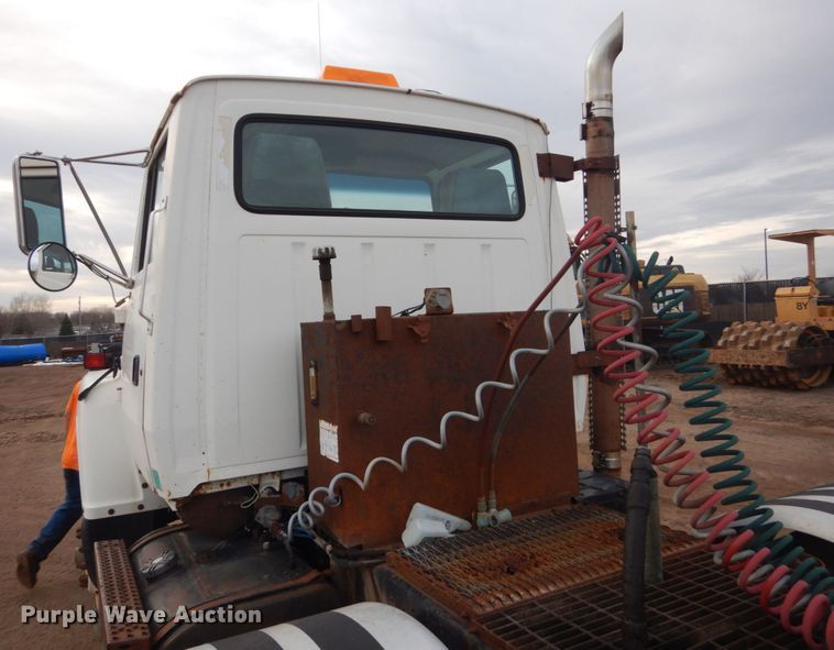 image for item HU9810 1995 Ford LS9000  semi truck