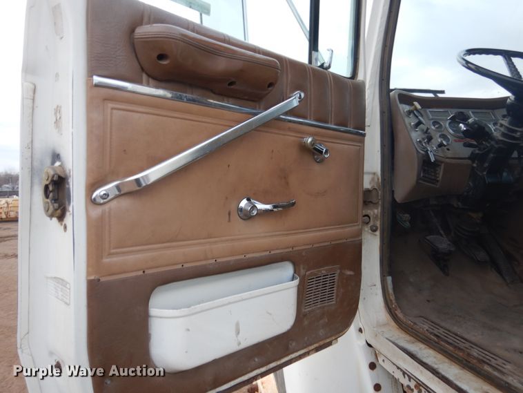 image for item HU9810 1995 Ford LS9000  semi truck