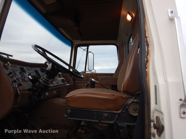 image for item HU9810 1995 Ford LS9000  semi truck