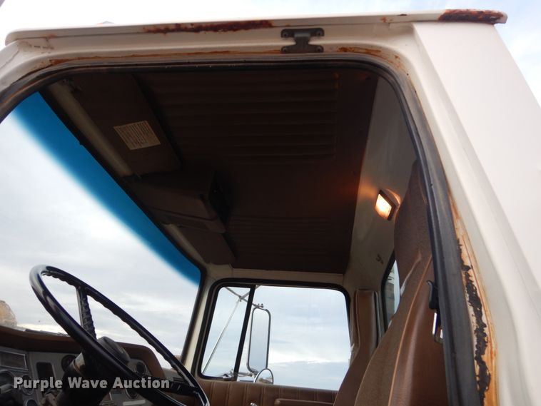 image for item HU9810 1995 Ford LS9000  semi truck