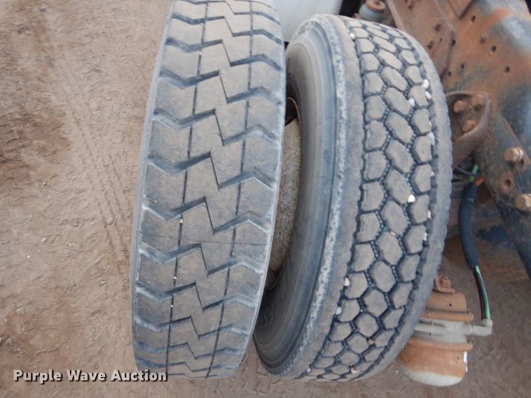 image for item HU9810 1995 Ford LS9000  semi truck