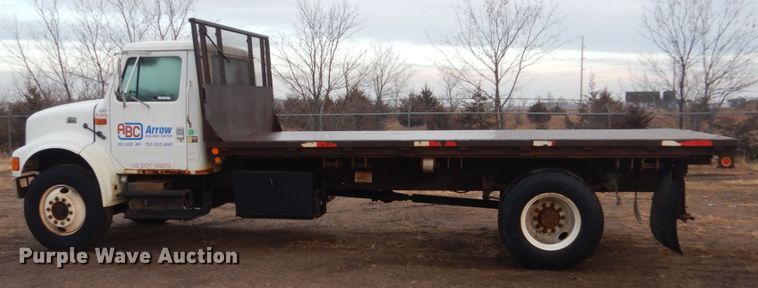 image for item HU9813 2000 International 4700  dump flatbed truck