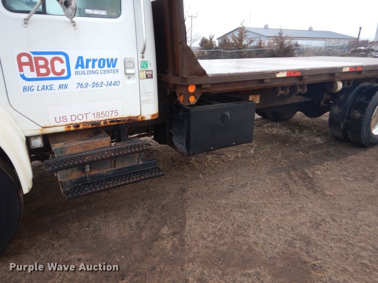 image for item HU9813 2000 International 4700  dump flatbed truck