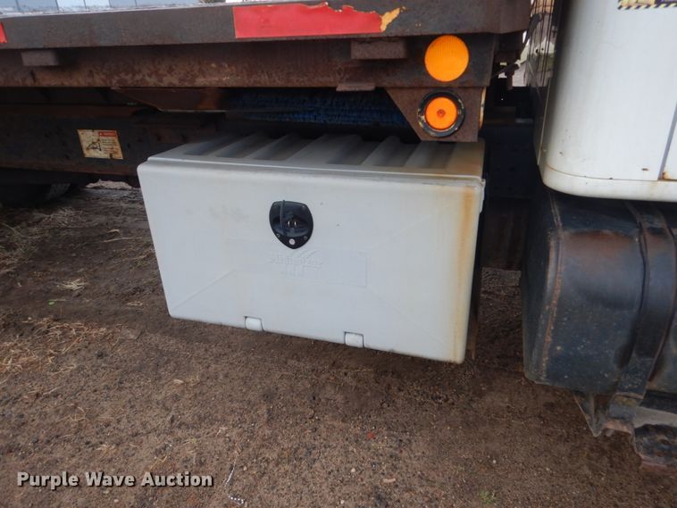 image for item HU9813 2000 International 4700  dump flatbed truck