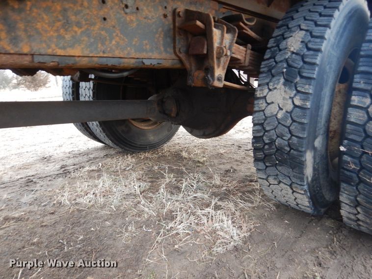 image for item HU9813 2000 International 4700  dump flatbed truck