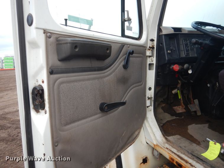 image for item HU9813 2000 International 4700  dump flatbed truck